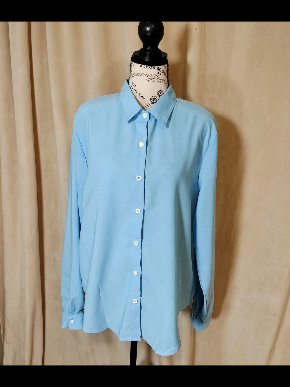 Women's Light Blue Collared Button Front 3/4 Sleeve Shirt. Size XXL